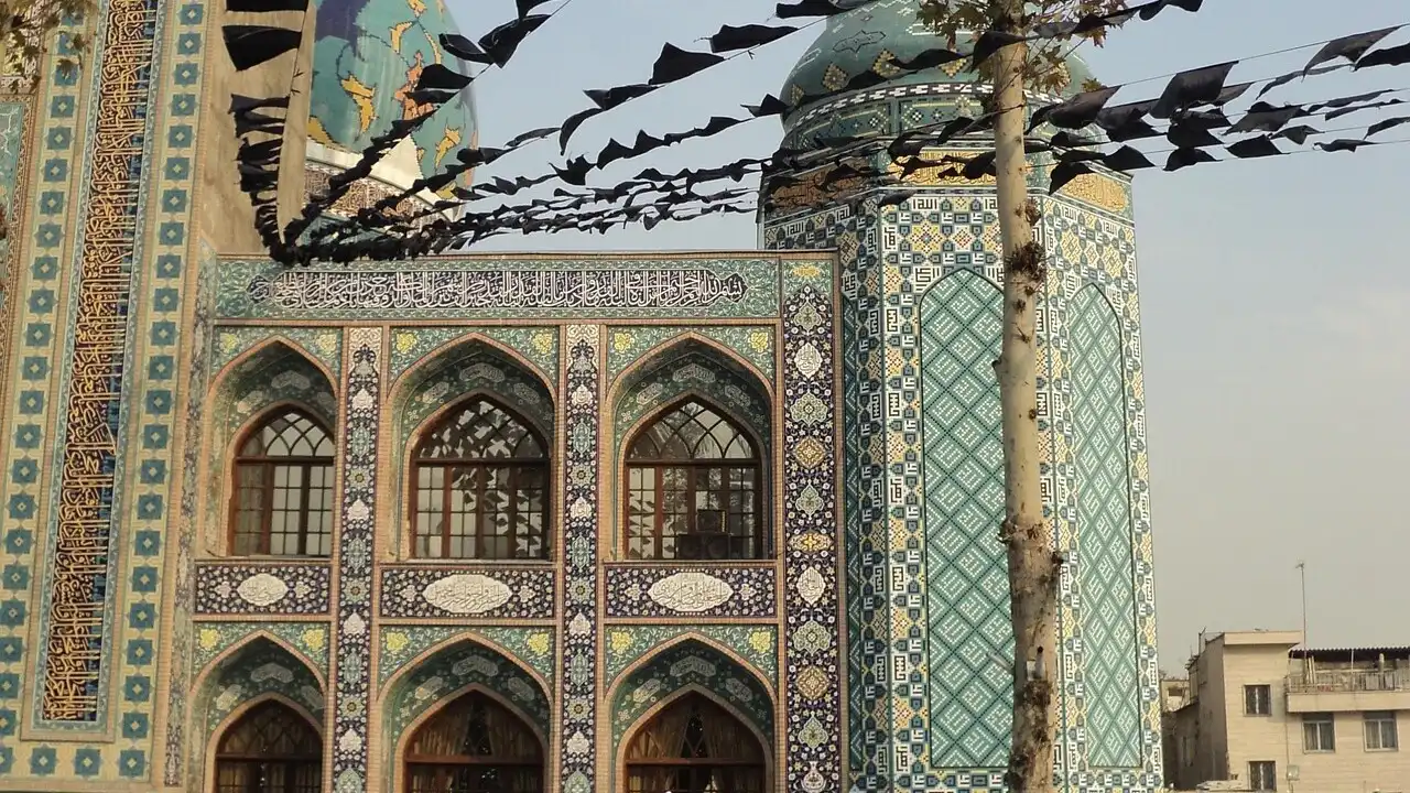 Persian's Invisible Vowel Connector (The Ezafe Rule)